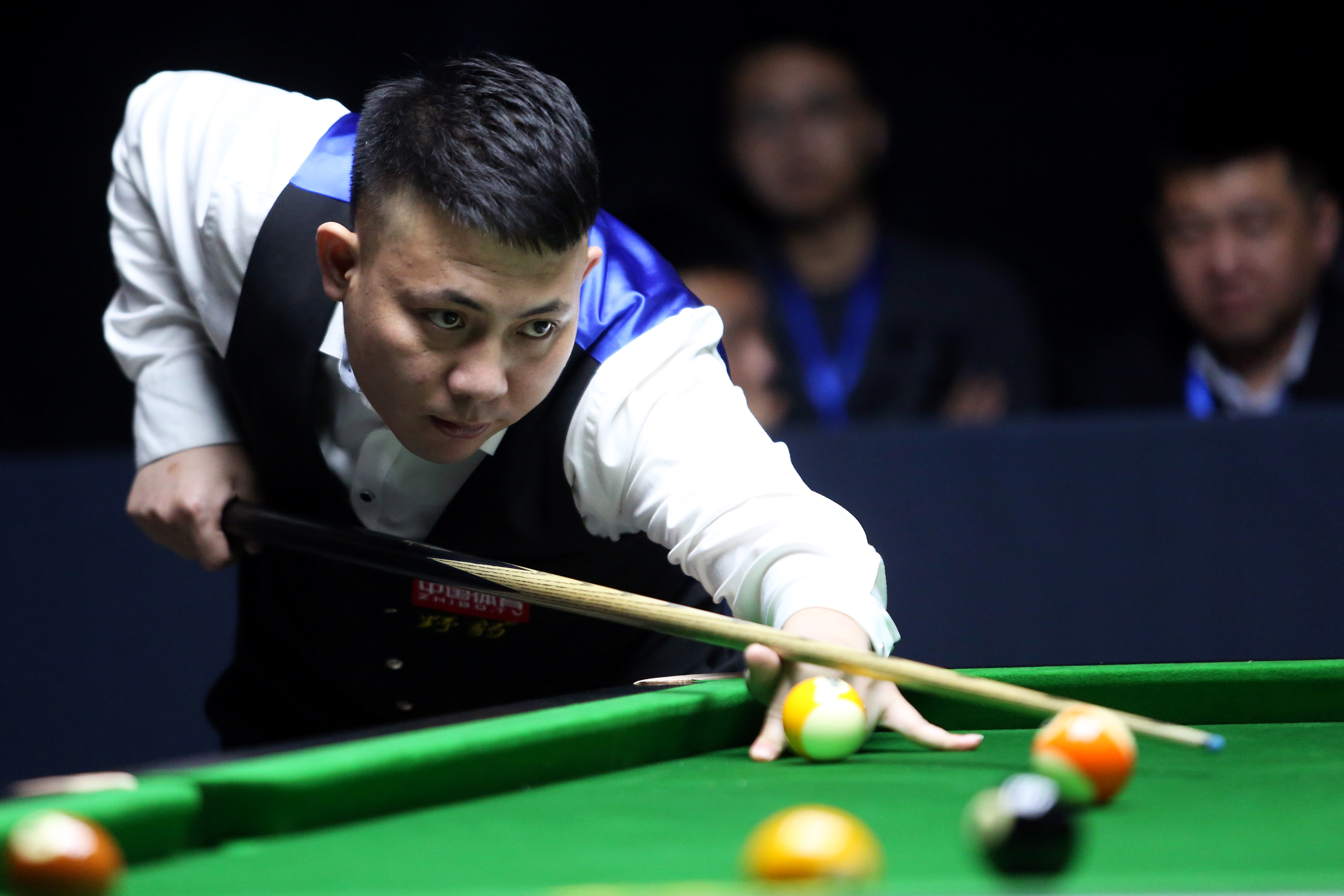 洛显然是在 洛显然是在