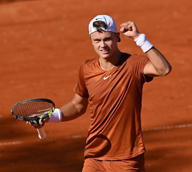 切断了他与 切断了他与